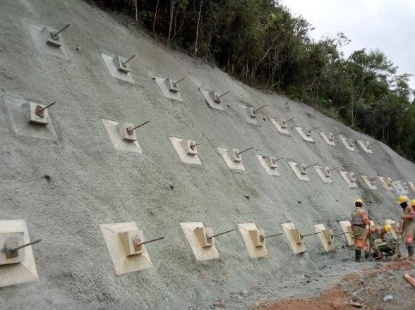 Torón de presfuerzo en taludes: seguridad en obras en Colombia