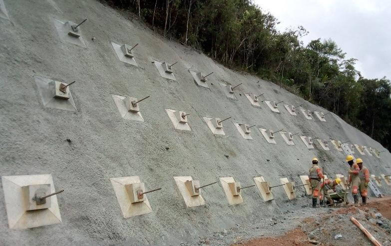 Torón de presfuerzo en taludes: seguridad en obras en Colombia